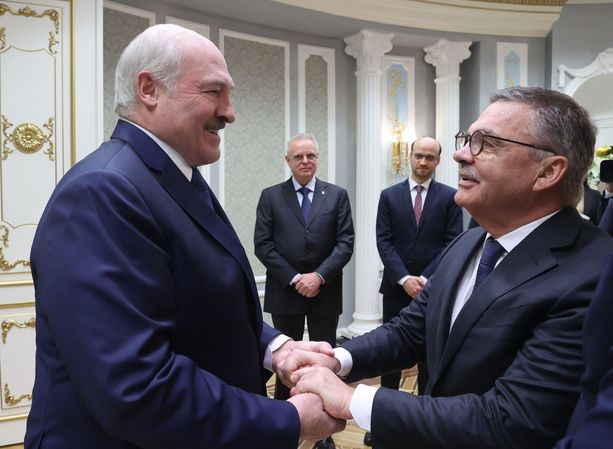Aljaksandr Lukašenka (vas.) ja Rene Fasel tapasivat maanantaina Minskissä.