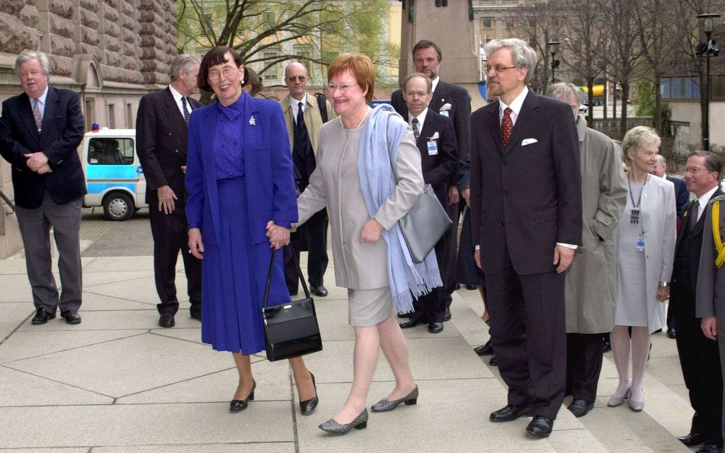 Tarja Halosen jättilaukusta repesi raivo ja pilkka – Stylisti tekee nyt jäätävän vertauksen