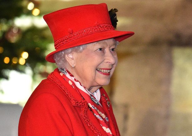 Kuningatar Elisabet haluaa pysyä positiivisena vaikeiden aikojen keskellä. 