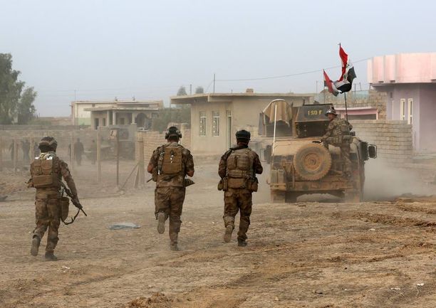 Isis-taistelijat ajavat jo partojaan Mosulissa