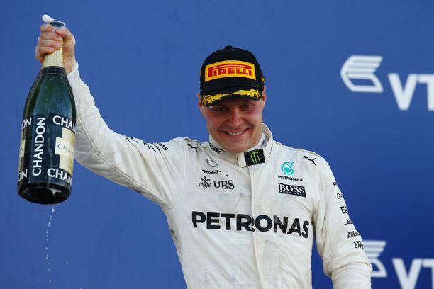 Bottas juhli F1-uransa ensimmäistä voittoa Sotshissa vappuna 2017.