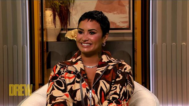 Demi Lovato kertoo podcastissaan muunsukupuolisuudestaan.