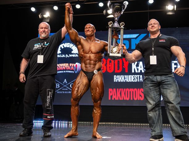 Markku Suonsivu pokkasi niin sanotun overall-voiton. Pystiä oli ojentamassa lajin Suomen-suurnimi, IFBB-liiton ammattilaiskehonrakentaja Kille Kujala (oikealla).
