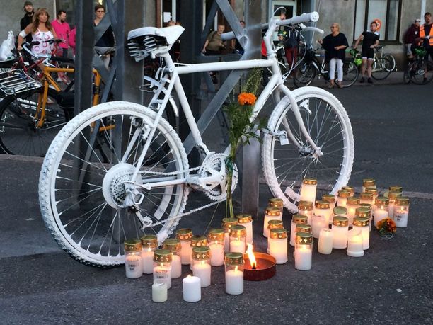 Helsingissä muistettiin elokuussa 2015 pyöräilijää, joka kuoli lähellä Tullinpuomia.
