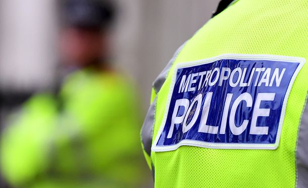Suur-Lontoon poliisi pitää suomalaista miestä pidätettynä terrorismirikosepäilyn takia.