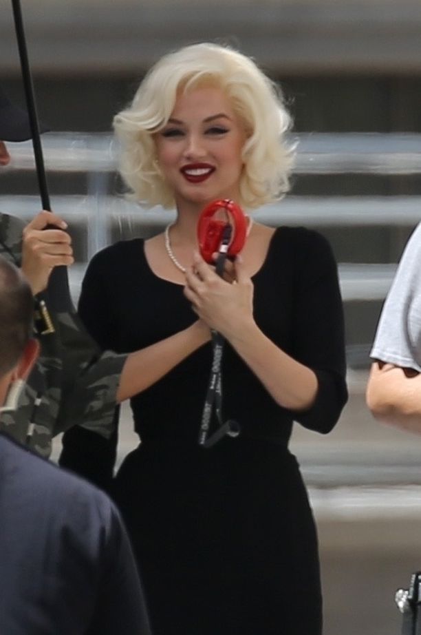 Tältä Ana de Armas näyttää Marilyn Monroen roolissa.