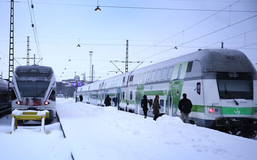 Myrsky repii puita – Junaliikenne takkuaa puhurin vuoksi Vantaalla