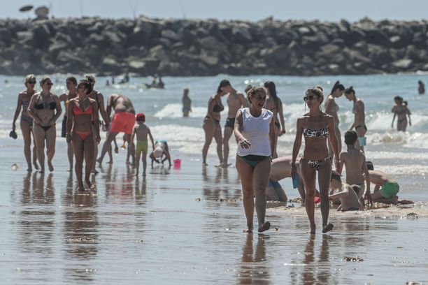 Portugalin hallitus tiedotti lauantaina rajojen avaamisesta joillekin turisteille. Kuva otettu rannalla Loulén kaupungissa eteläisessä Portugalissa viime vuoden toukokuussa. 