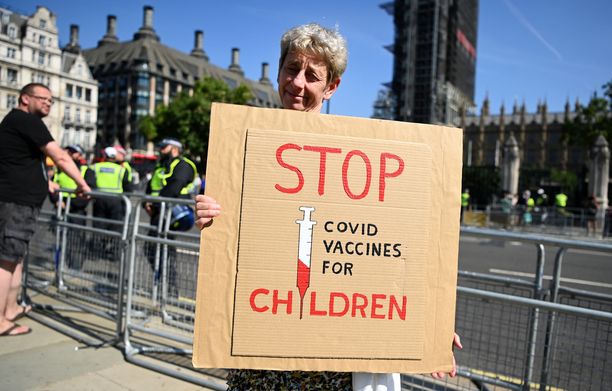 Lasten rokotusten vastustaja osoittaa mieltään Britannian parlamenttitalon ulkopuolella Lontoossa. 