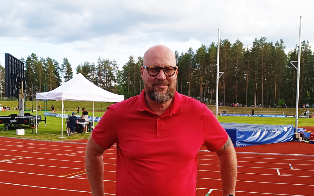Kirjailija Juha Vuorinen on ollut ”monttu auki” juoksija­naapurinsa suorituksista – kohtalo puuttui uuden kirjan juoneen