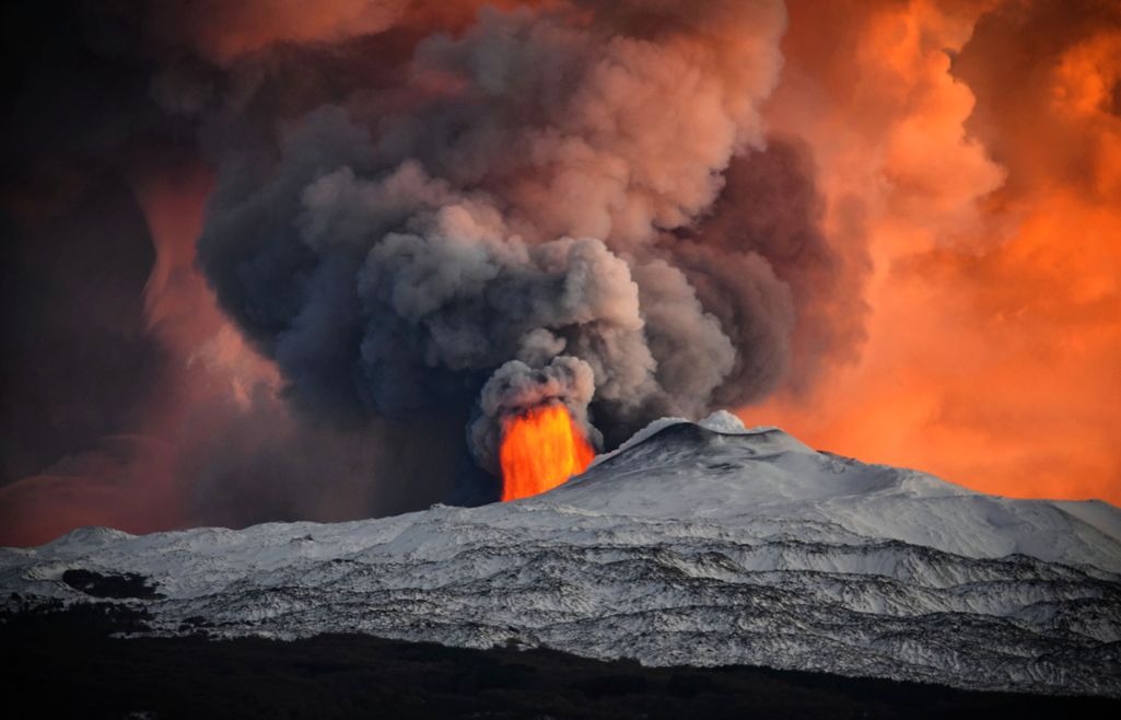 Kaisa otti upean kuvan tulivuorenpurkauksesta omalla kotipihallaan Sisiliassa