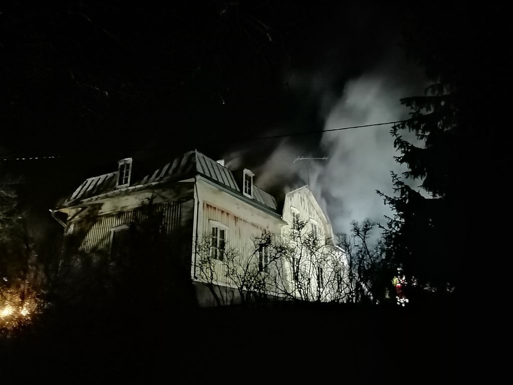 Kuvat: Maatilan päärakennus roihahti keskellä yötä Salossa