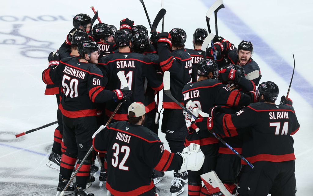 Mielipuolinen trilleri! Carolina tasoitti sarjan – Sebastian Aho isossa roolissa
