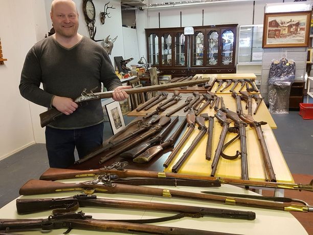Huutokauppakeisari Sami Taustila sai arvokkaan ja Suomessa harvinaisen kuolinpesän huutokauppaansa: 42 asetta, jopa 1600-luvulta. Pöydällisen arvo on jopa 40 000 euroa.
