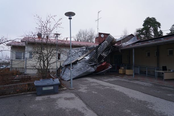 Lauantaina palaneen Lepsämän koulun tuhoja.