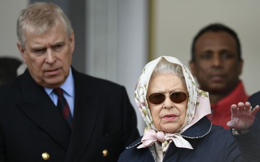 Kuninkaal­liselta asian­tuntijalta tyly arvio: Epätoivoinen kuningatar Elisabet nostaa kädet pystyyn hovin kriisin keskellä 
