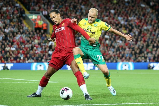 Liverpoolin Virgil van Dijk ja Norwichin Teemu Pukki taistelevat pallosta.