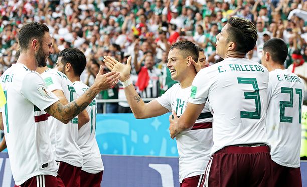 Meksikon pelaajat onnittelivat Javier Hernándezia tämän maajoukkueuran 50. maalista.