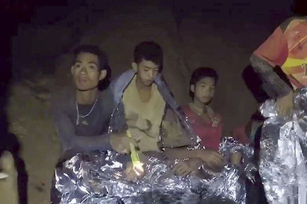 Tältä pojat näyttivät, kun heidät löydettiin Cham Luangin luolasta Thaimaasta. Villisika-jalkapalloseuran pelaajat jäivät loukkuun luolaan yli kaksi viikkoa sitten.