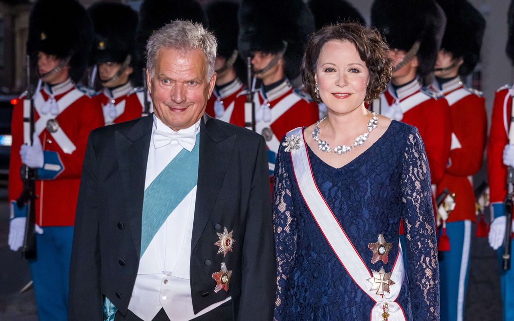 Uutuuskirja: Sauli Niinistö lemusi kuningattaren illallisella –  ”Frakkia tuuletettiin kolme viikkoa”