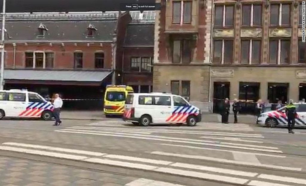Kahta ihmistä puukotettu Amsterdamin rautatieasemalla, poliisi ampui puukottajaa