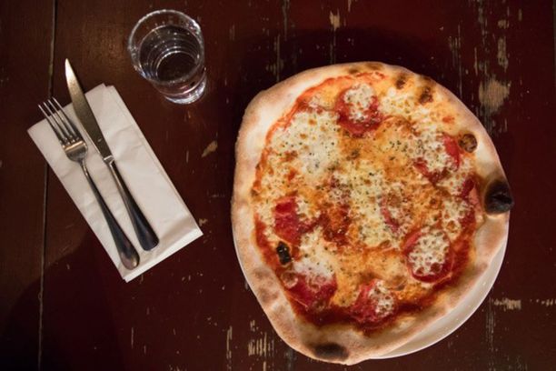 Putte's Bar and Pizzan salamipizza on Woltin kolmanneksi suosituin annos, kun katsotaan ravintolakohtaista listaa.