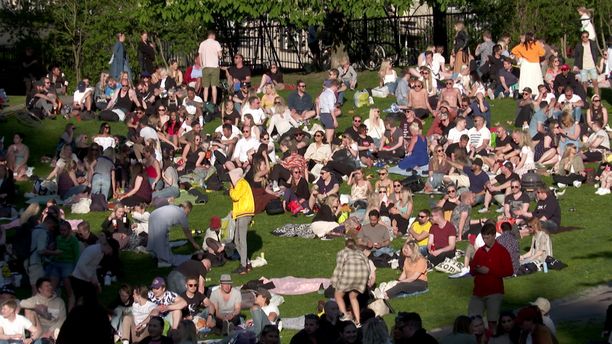 Ahtaat kuvat Helsingin Koffin puistosta: Turvavälit unohtuivat, kun 700  juhlijaa kokoontui