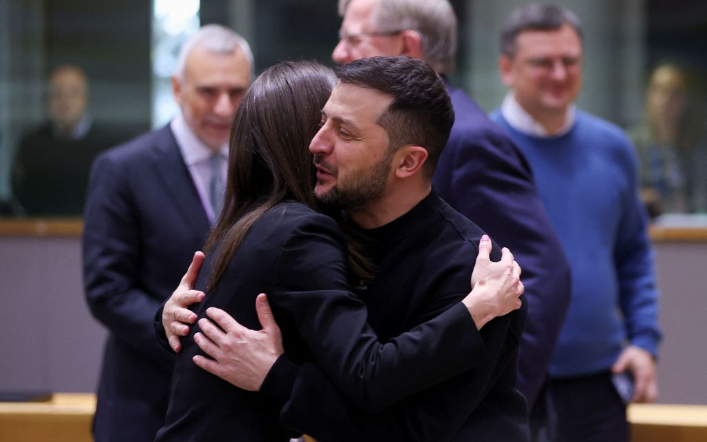 Video: Sanna Marin ja Volodymyr Zelenskyi halasivat lämpimästi huippu­kokouksessa Brysselissä 