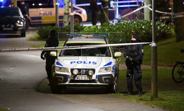 Malmön Rosengardissa räjähti esine poliisiaseman vieressä tammikuussa 2018. Kuvassa tapahtumapaikalla partioivia poliiseja. Useat ajoneuvot vaurioituivat räjähdyksessä, mutta loukkaantumisilta vältyttiin.