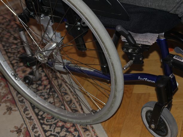 101-vuotiaan naisen jalka oli jäänyt pyörätuolin väliin ja hän putosi tuolista. Vammat koituivat vanhuksen kohtaloksi. Kuvituskuva. 
