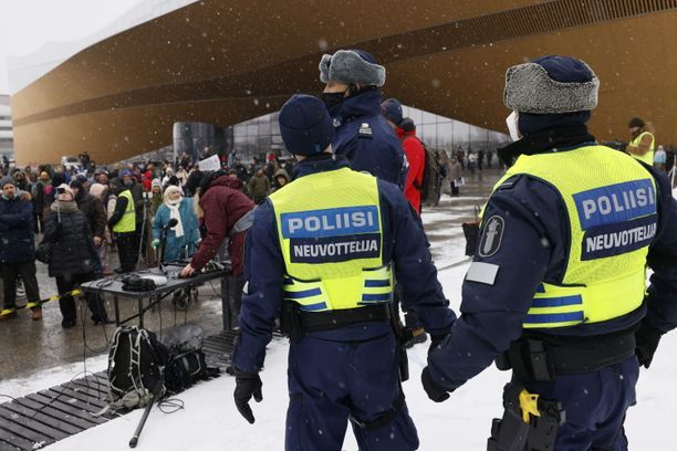 Helsingin poliisi oli eilen paikalla Kansalaistorin mielenosoituksessa. 