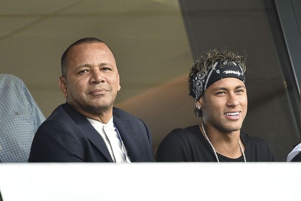Neymarin managerina toimiva isä Neymar Santos katsoo raiskaussyytöksen olevan kiristystä. Kuvassa isä ja poika vuonna 2017.
