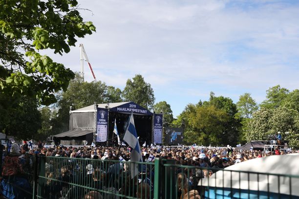 Mestaruusjuhla järjestetään Helsingin Kaisaniemen puistossa, Rautatieaseman kupeessa.