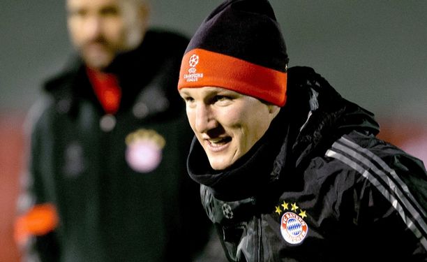 Bastian Schweinsteiger teki pientä säätöä pelikenkäänsä.