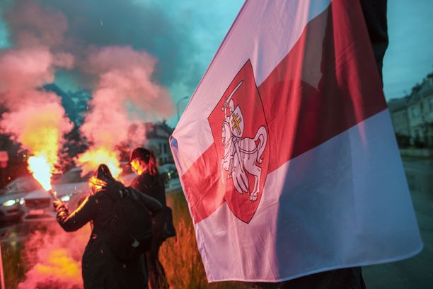 Valko-Venäjän oppositio joutuu toimimaan ulkomailta, kun maan sisäinen aktivismi on tukahdutettu. Heitä maan diktaattori pyrkii pelottelemaan toimittajan sieppauksella. Kuva tiistaina järjestetystä mielenosoituksesta Puolan Varsovasta. 