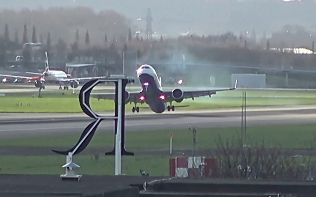 Kova tuuli heitteli lentokonetta Heathrow'lla – Koneen ohjaaja päätyi viime hetkellä yllättävään ratkaisuun