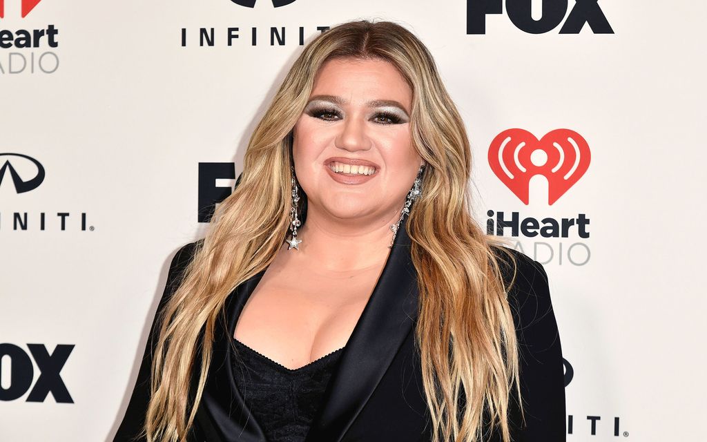 Kelly Clarkson näki naisfanin kyltin keikalla ja täräytti seksikommentin – Yleisö räjähti nauruun