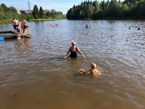 Pikkukosken uimaranta on pieni mutta suosittu Vantaanjoen poukama. Maanantaina ranta oli täynnä väkeä.
