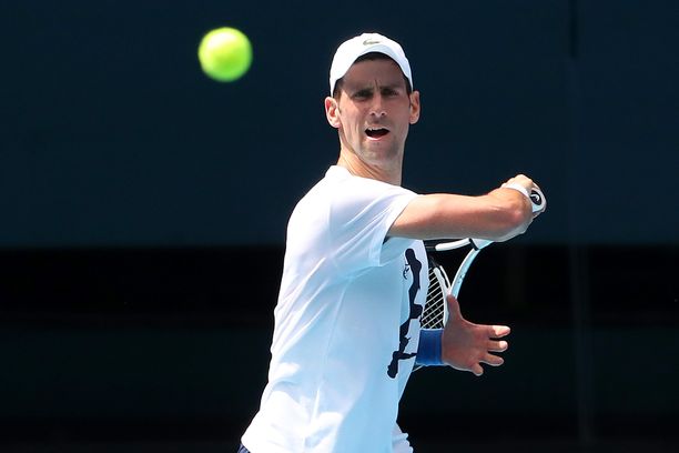 Novak Djokovic on yksi suosikeista maanantaina alkavassa Australian avoimessa tennisturnauksessa.