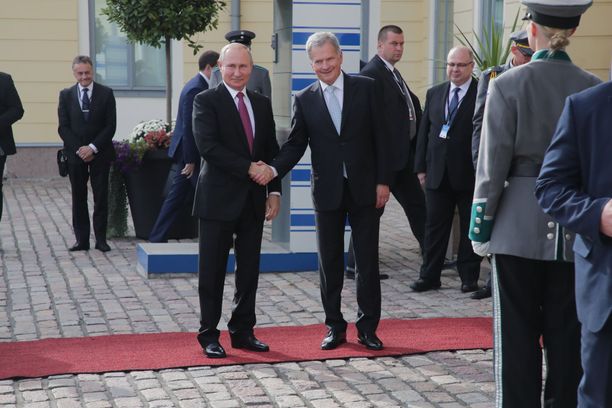 Niinistö ja Putin kättelivät punaisella matolla.
