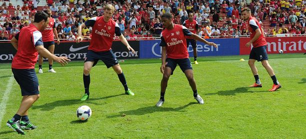Arsenalin pelaajat esittelivät höntsätaitojaan torstaina Emiratesilla järjestetyissä faneille avoimissa treeneissä.