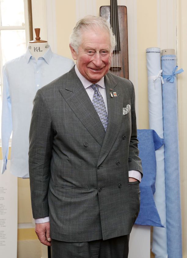 Prinssi Charles oli vitsikkäällä tuulella vaatetehtaalla.