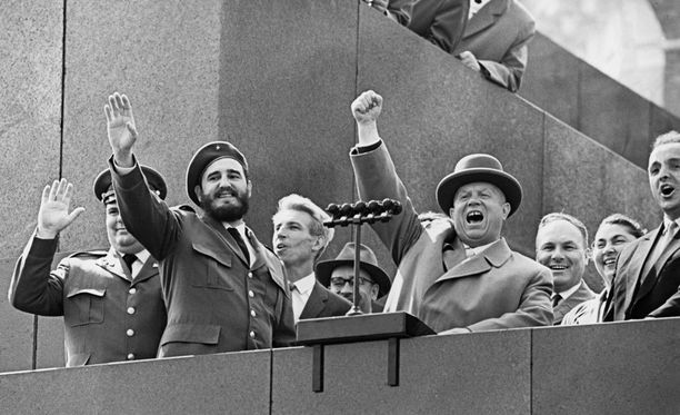 Fidel Castro (edessä vas.) ja Nikita Hrushtshov (edessä oik.) olivat läheisiä liittolaisia.