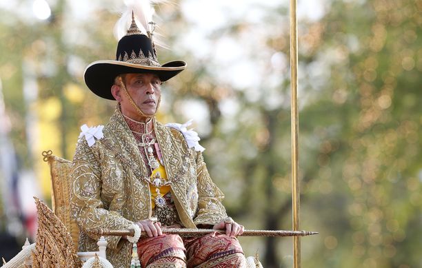 Kuningas Vajiralongkorn, hallitsijanimeltään Rama X, pitää seremonioista.