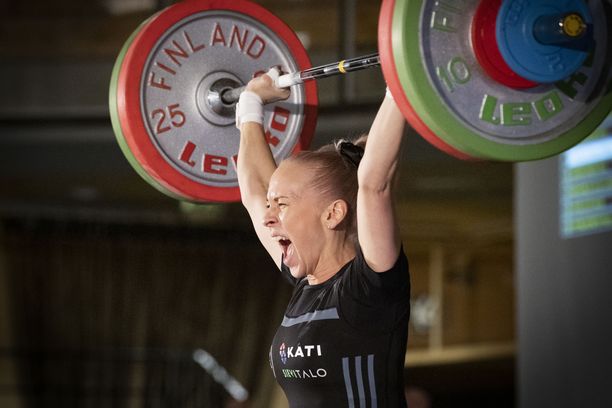 Anna-Maria Tokola nosti työnnössä 99 kiloa ylös. Se oli 55-kiloisten Suomen ennätys. 