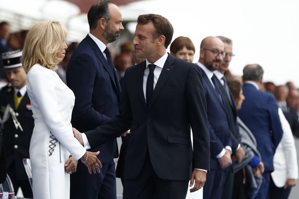 Emmanuel Macron käveli sotilasparaatin johdossa ja saapui aitioon, jossa valtionpäämiehet ja Brigitte Macron odottivat.