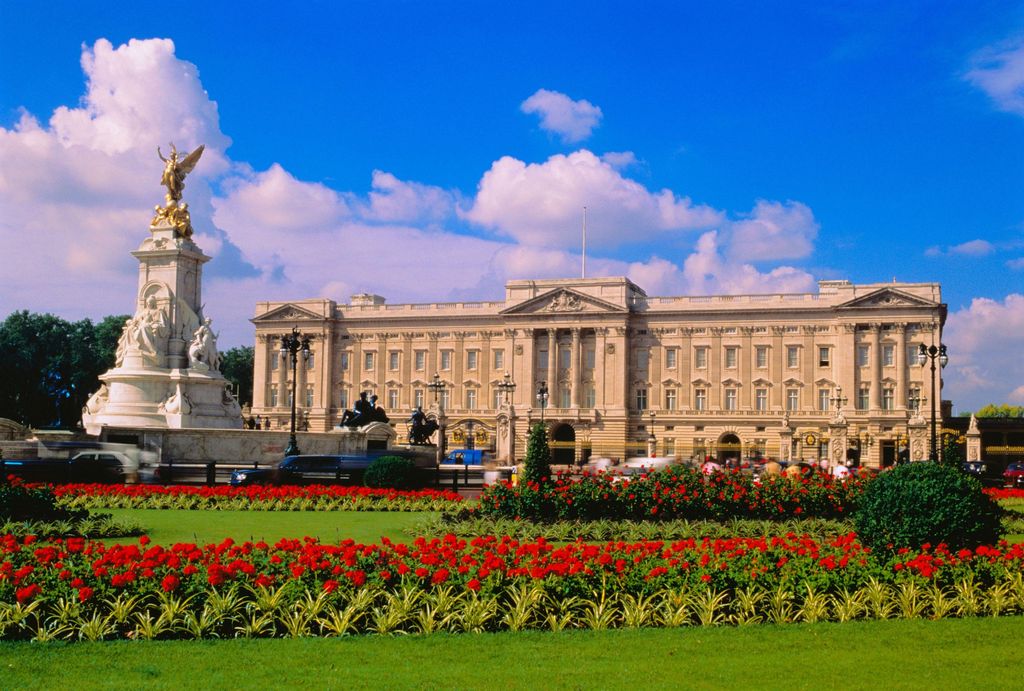 Buckinghamin palatsin puutarhan uusi ruusu herättää ihastusta – kuningatar Elisabet kertoo, mitä se kuvastaa
