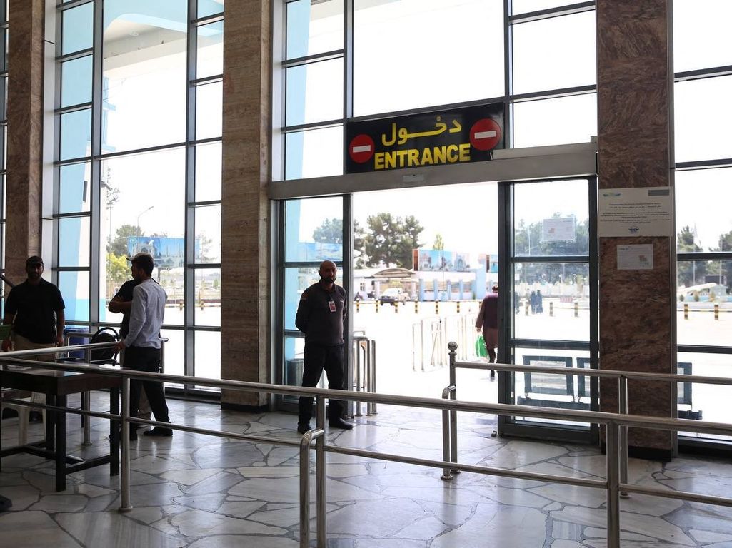 Ulkoministeriö: Suomalaisia konsuliavustettavia saapui evakuointilennolla Kabulista Dohaan