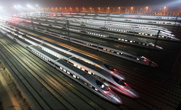 Kiinan valtion rautatieyhtiön rakentamia luotijunia Wuhanin kaupungissa keskisessä Kiinassa.
