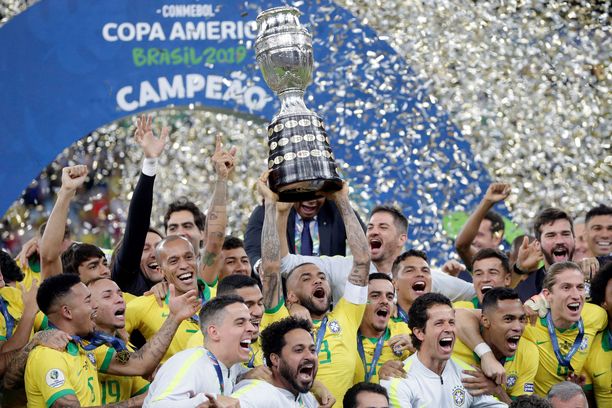 Brasilian joukkue juhlii Maracanã-stadionilla voitettuaan Copa Américan loppuottelussa Perun.